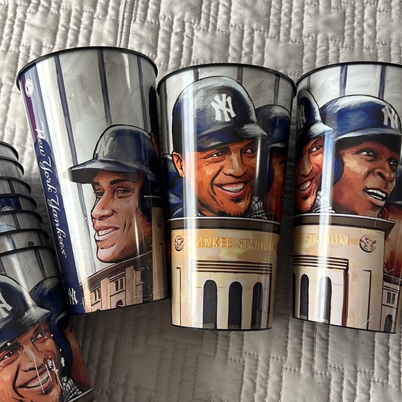 1 Dozen 32oz Yankees Stadium Cups - Picture 2 of 5